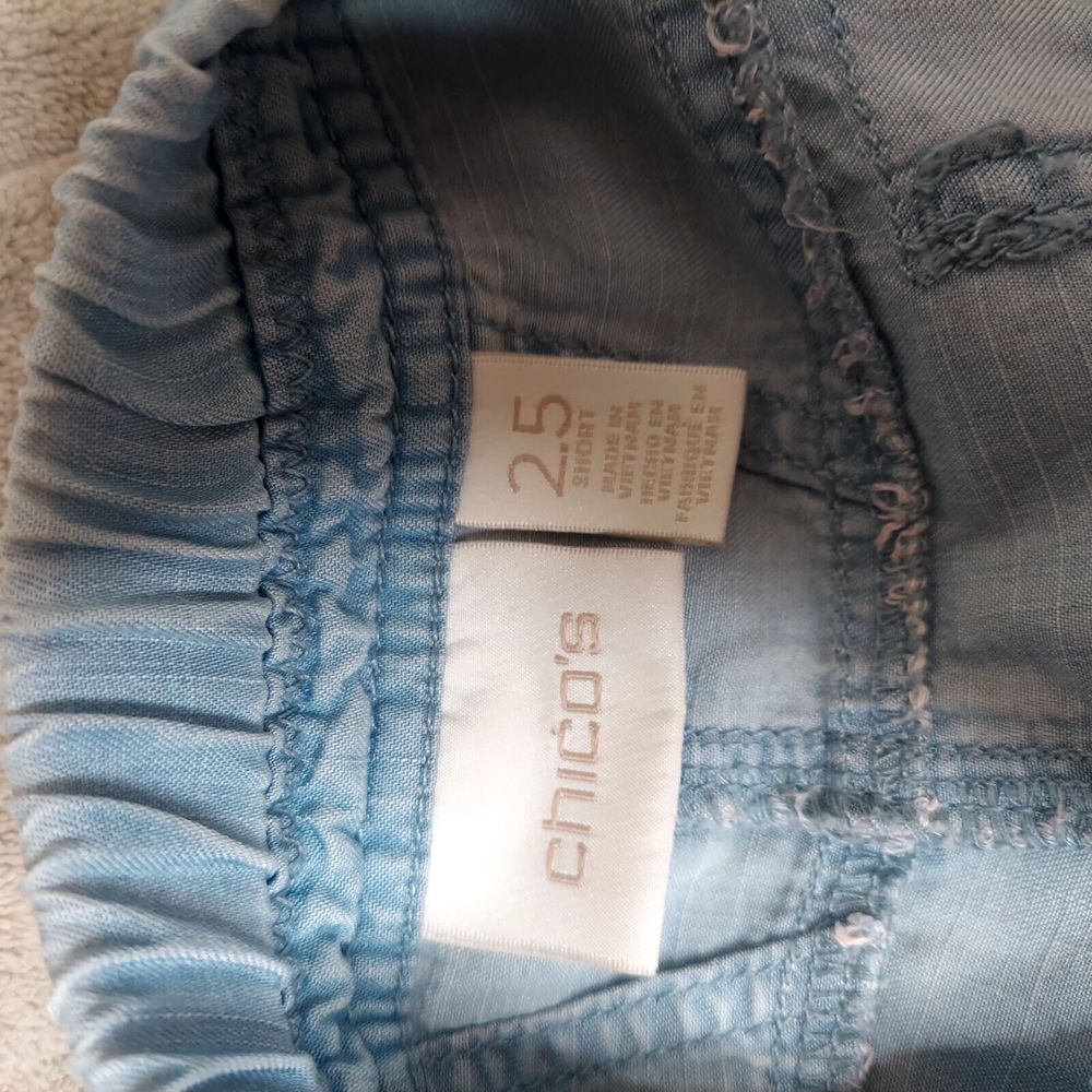 Chico's 2.5 Shorts Women 14 Light Blue High Rise Zipped Pockets Lightweight - Picture 2 of 9